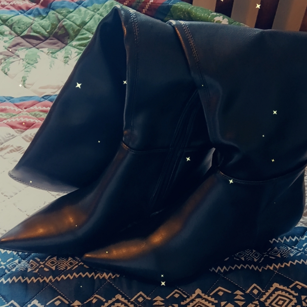 Women's Black Pointed-Toe Mid-Calf Boots